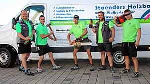 Andreas Heinzler (von links) von Staenders Holzbau und sein junges Team Rafael Beck, Patrick Wachter, Lukas Riegger, Manuel Droxner ...