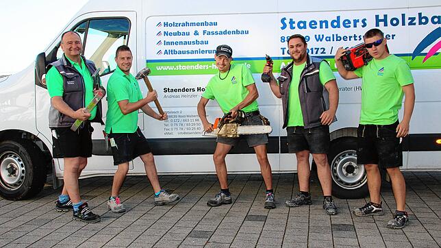 Andreas Heinzler (von links) von Staenders Holzbau und sein junges Team Rafael Beck, Patrick Wachter, Lukas Riegger, Manuel Droxner ...