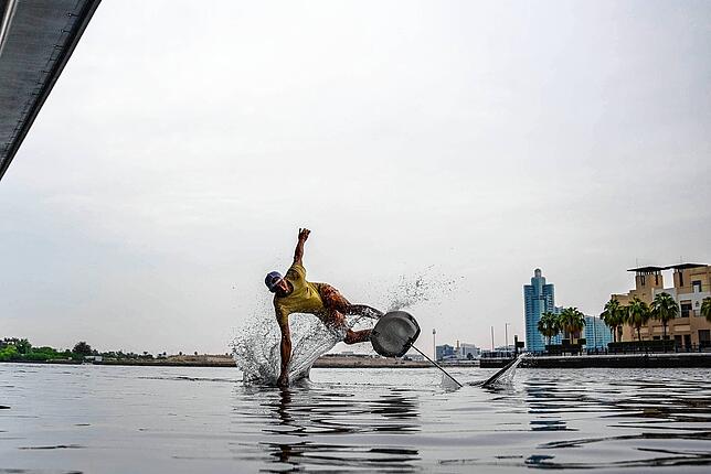 Beim Foil-Pumping nutzen Surfer ein spezieller Brett, mit dem sie ohne Segel oder Flügel durch ihre Beinbewegungen Auf- und Vortrieb ...