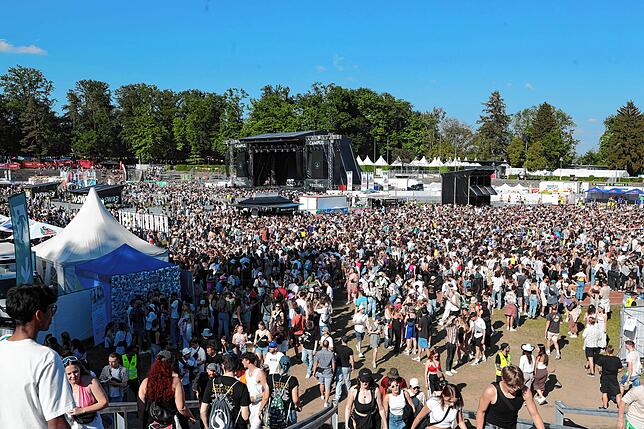 Bild 3: Im Stadion wird am zweiten Tag des Campus-Festivals nochmals aufgedreht