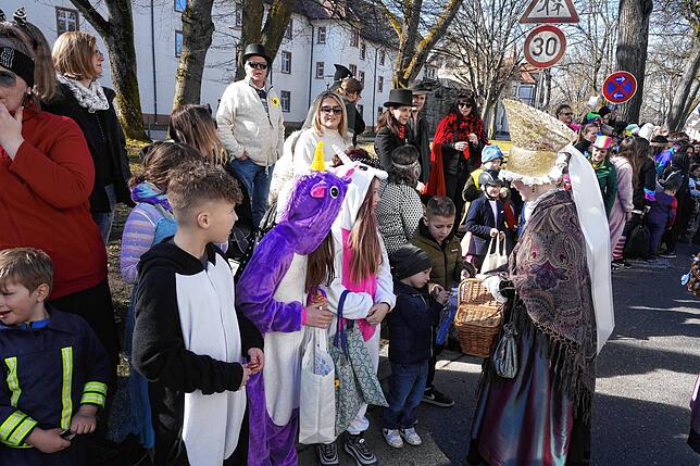 Bild 29: Villinger Fasnet-Umzug: Narren feiern bei strahlendem Sonnenschein – Die besten Bilder!