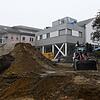 Baustelle Krankenhaus: An der Stockacher Klinik laufen gerade Vorarbeiten für den Bau eines neuen Bettentrakts. Dafür musste ein Kanal ...