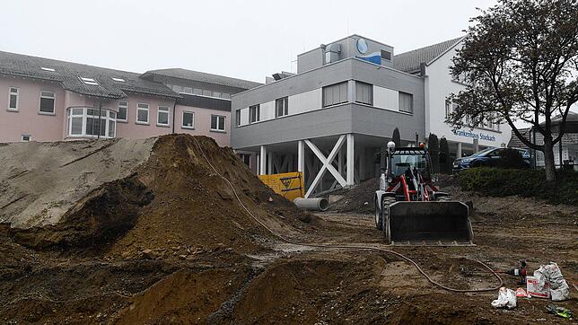 Baustelle Krankenhaus: An der Stockacher Klinik laufen gerade Vorarbeiten für den Bau eines neuen Bettentrakts. Dafür musste ein Kanal ...