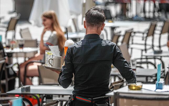 Eine Service-Kraft serviert in einem Restaurant am 03.06.2020 in Stuttgart Getränke. (Archivbild)