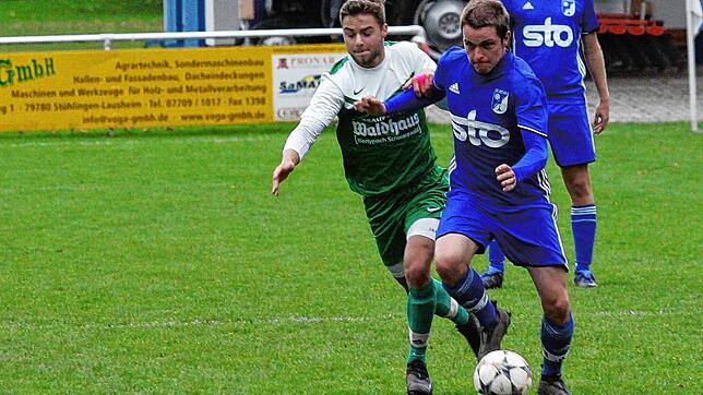 Matchwinner: Robin Oberst (links) erzielte beim 1:0-Sieg des SV Waldhaus gegen den SV BW Murg das Tor des Tages. Unser Archivbild zeigt ...
