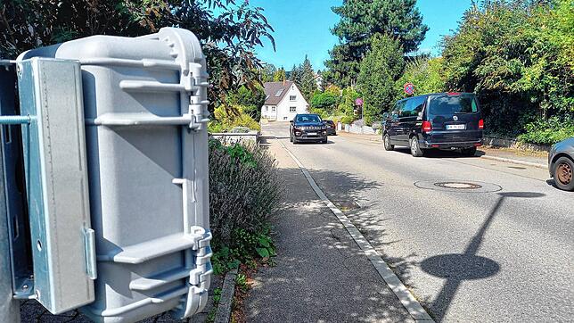 Verkehrszählung der Stadt für den Bürgerentscheid zur Südumfahrung: Am   Freitag hing eines der beiden Messgeräte an einem Zaun in der ...