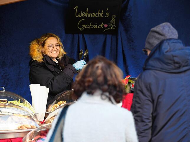 Bild 3: Endlich wieder Weihnachtsmarkt! Besucher und Betreiber genießen die Bodensee-Weihnacht