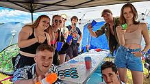 Jonas Gompper (vorne links), Tina Harsch (erste von links), Emily Healey (zweite von links) und ihre Freunde haben einen Pool mit zum ...