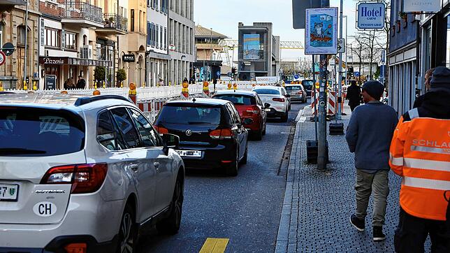 Durch die Großbaustelle vor dem Lago und auf dem Bahnhofvorplatz kommt es bis im Jahr 2025 zu Verkehrsbehinderungen. Es ist der ...
