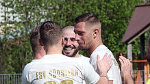 Rene Greuter (rechts) erzielt in der Nachspiel das Tor zum 1:0-Erfolg des ESV Südstern Singen in Hausen.