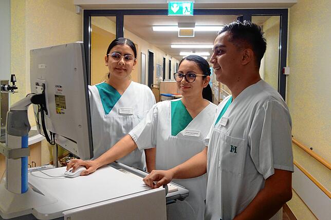 Mit den Abläufen auf den Stationen sind die drei Fachkräfte Viviana Hernández, Claudia Martinez und Eduardo Hernández (von links) schon ...