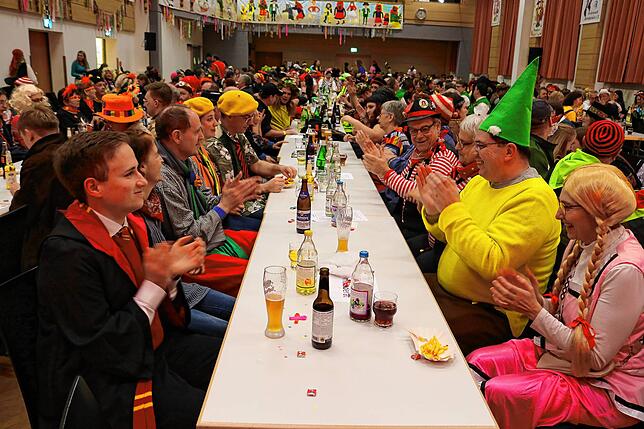 Bild 23: Fasnacht pur beim traditionellen Öschabend: Wir haben die Bilder