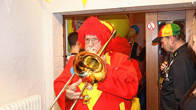 Bild 29: Glückwunsch! Fotos vom Jubelball zu Ehren der Lausbuben der Narrengemeinde Hofpeter