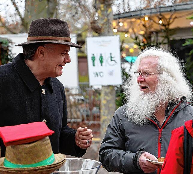 Bild 14: Hincooker auf dem Weihnachtsmarkt: Weihnachtsmann, Taschengeld vom Franz und 2000 Euro Spenden