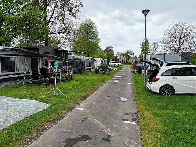 Seit dem letzten Osterferienfreitag hat der Campingplatz Fischbach wieder geöffnet. Gleich am ersten Tag reisen die Gäste an, hier ist ...
