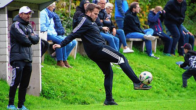Saisonende: Die Trainer Michael Wasmer (links) und Matthias Wenk erlebten mit den Fußballerinnen des SC Niederhof/Binzgen in der ...