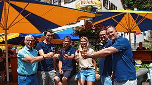 Vor dem Weinbrunnen freuen sich auf ein friedliches Fest: Bürgermeister Robert Scherer, Max Mayer (Fanfarenzug), Christian Hauck ...