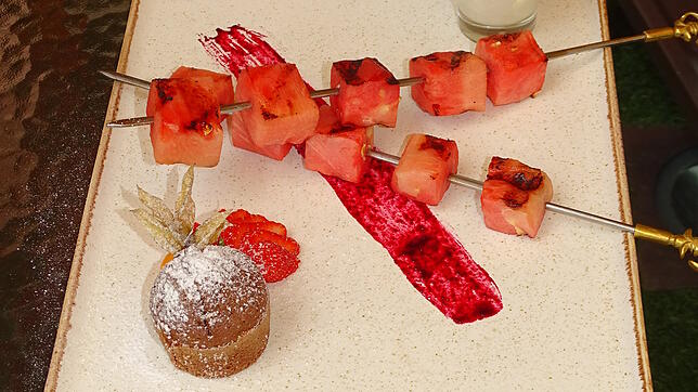 Bild : So gelingt Soufflé mit Fruchtspieß - Das Rezept und Tipps von Silvio Modl