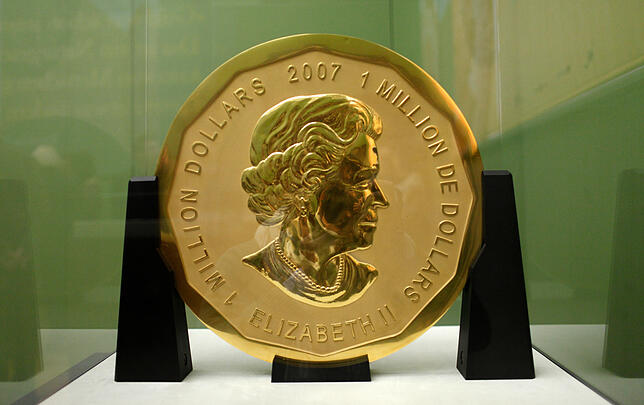 dpa-Story - Clan-Kriminalität in Berlin Die 100 Kilogramm schwere Goldmünze "Big Maple Leaf" steht im Bode-Museum in Berlin. Die 100-Kilo-Goldmünze wurde aus dem Berliner ...