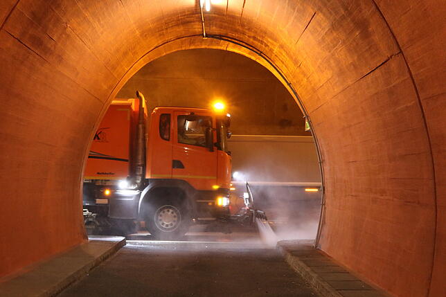 Tunnel werden zweimal im Jahr gereinigt, dafür wird die Geschwindigkeit reduziert und die Fahrbahn einspurig. Dafür habe nicht jeder ...