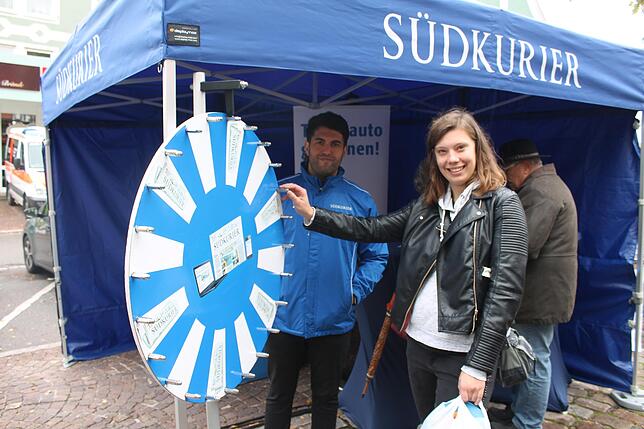 Beim Gewinnspiel des SÜDKURIER kann man einen Fial 124 Spider gewinnen. Wer mitmacht, darf am Glücksrad drehen, sowie hier Lara Lützow. ...