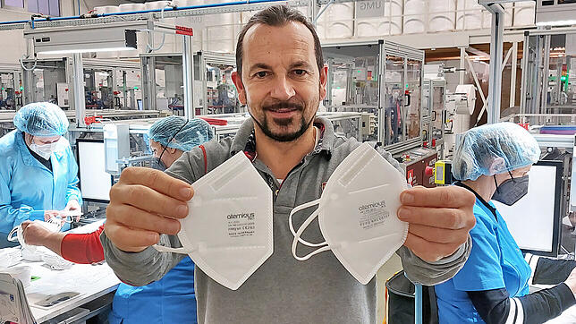 Thomas Vosseler hält im Januar 2022 zwei FFP2-Maskenmodelle der Firma Univent Medical in Richtung Kamera. Nach dem Rückgang der ...