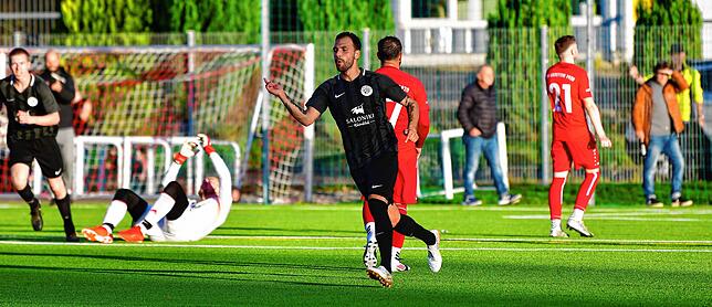 Jubel: Francesco Melina war beim 3:1-Sieg des FC Hochrhein im Derby beim SV Jestetten an allein drei Treffern der Gäste beteiligt. Um ...