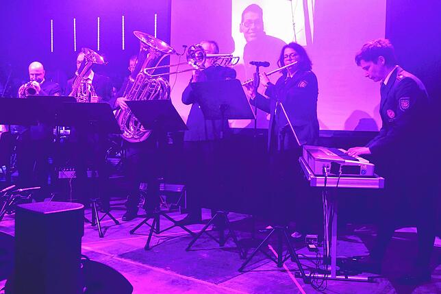 Bild 30: Buäbä & Maidli begeistern während dem 24. Showkonzert der Feuerwehrkapelle Pfohren das Publikum