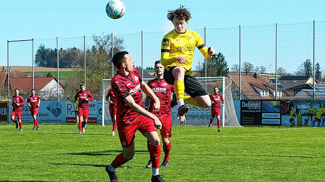 Der SV Denkingen (Connor Mitchell beim Kopfball) hat sich mit 3:1 gegen den FV Walbertsweiler-Rengetsweiler (Jan Sauter) durchgesetzt.