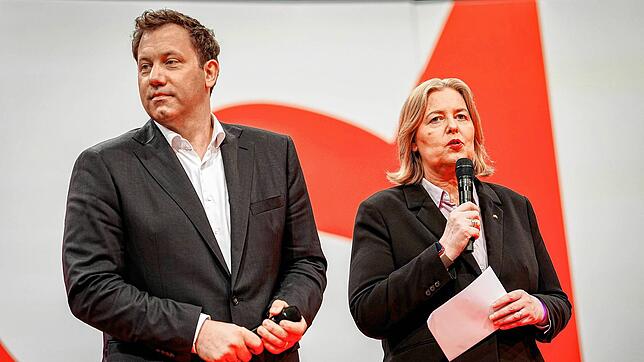 Bärbel Bas, SPD-Parteivorsitzende, und Lars Klingbeil, SPD-Bundesvorsitzender, nehmen am SPD-Bundesparteitag teil. Auf dem Parteitag ...