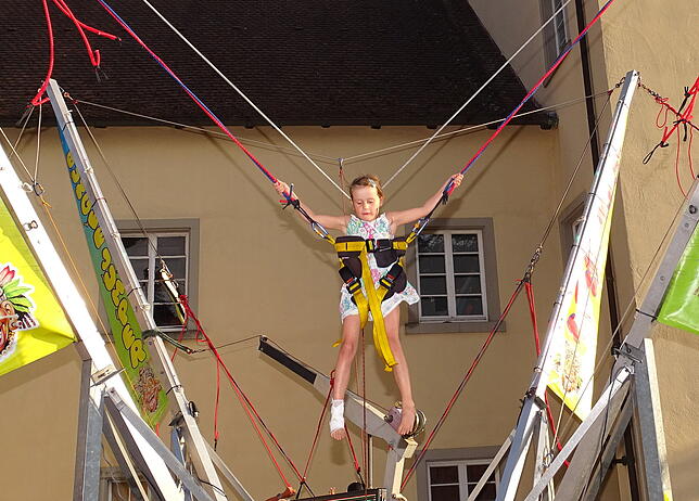 Franziska ist sechs Jahre alt. Angst beim Bungee Jumping? „Gar nicht“, lacht sie.