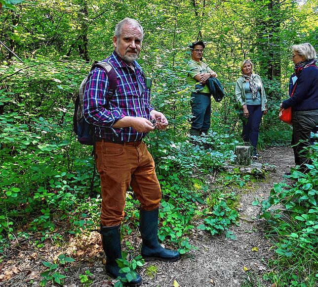Dirk Backen, Generalsekretär des Volksbunds Deutsche Kriegsgräberfürsorge, mit französischen Gesprächspartnern im Wald bei Craonne am ...