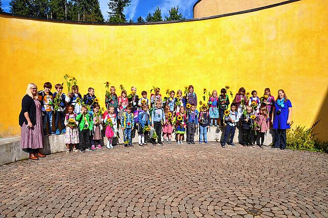 Die erste Klasse der Rudolf-Steiner-Schule in Schwenningen mit Lehrerin Patricia Faul und Klassenhilfe Birgit Hamacher.