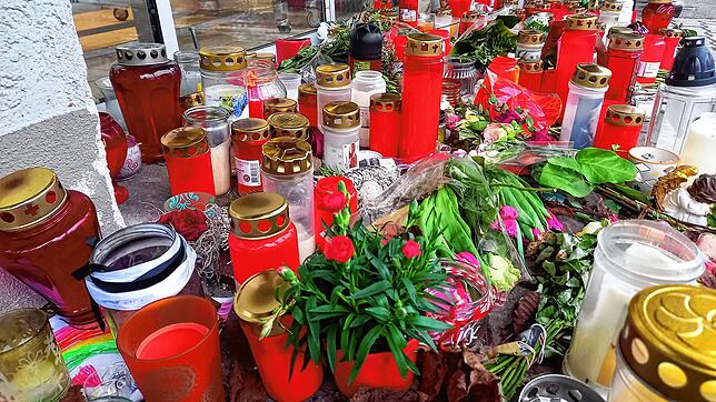 Die Anteilnahme nach dem Tötungsdelikt im Megamix war riesig. Viele Markdorfer legten in den Folgetagen Blumen und Kerzen vor dem ...