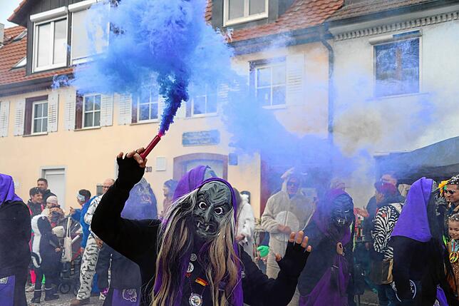 Bild 22: So bunt war der große Umzug beim Seenarrentreffen in Allensbach 2024 &ndash; Teil 2