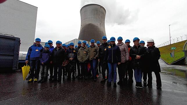 Die 28 Teilnehmer der Aktion &bdquo;SÜDKURIER öffnet Türen&ldquo; versammeln sich zum Gruppenbild vor dem gigantischen Kühlturm.