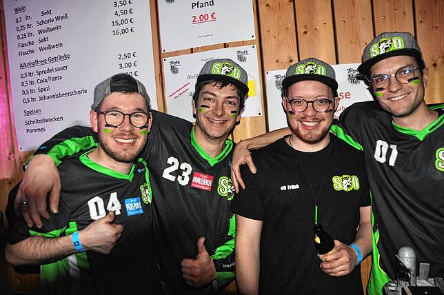 Bild 28: Hugeloh Ball 2025: Diese Bilder zeigen die beste Stimmung in der Mehrzweckhalle
