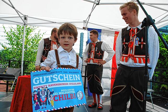 Der sechsjährige Maximilian Lederer aus Waldshut hat bei der Kinderverlosung in der Altersklasse drei bis zehn Jahre den ersten Preis ...