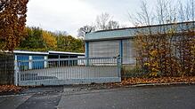 Der alte Bauhof an der B31: Zurzeit vermietet die Gemeinde die Gebäude als Lagerräume.