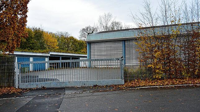 Der alte Bauhof an der B31: Zurzeit vermietet die Gemeinde die Gebäude als Lagerräume.