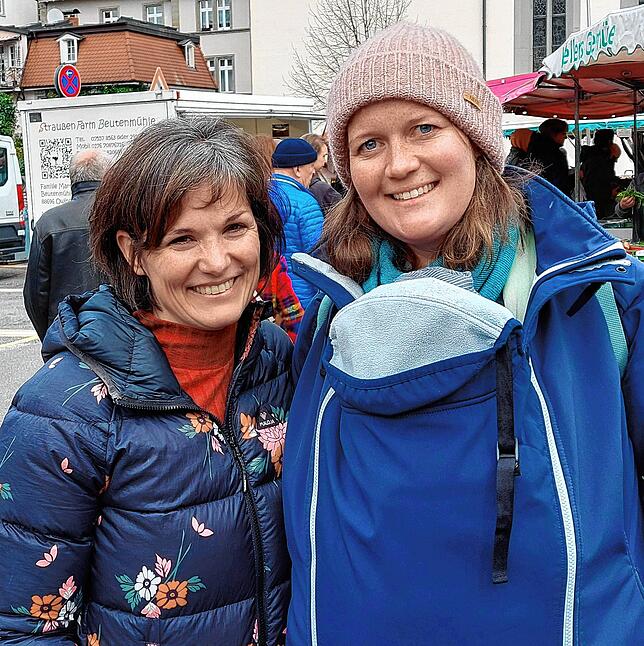 Janine Firges und Simone Braun (von links) treffen sich auf dem Wochenmarkt gern mit anderen Müttern zum Kaffeetrinken, kaufen aber auch ...