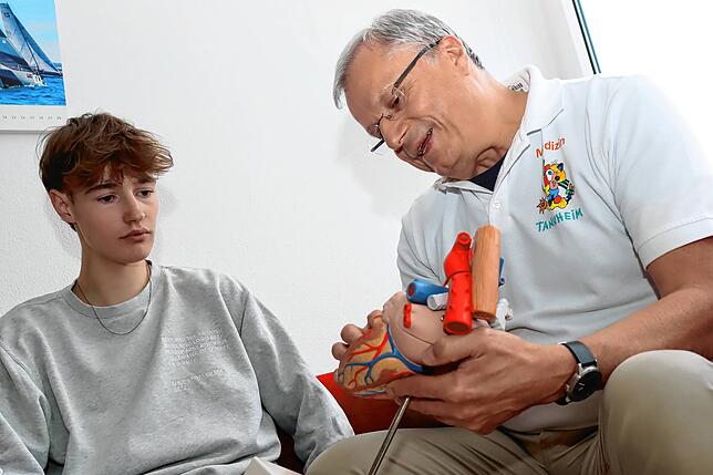 Elias Jonathan Kurz bespricht mit dem ärztlichen Direktor der Nachsorgeklinik Tannheim und Chefarzt für pädiatrische Kardiologie, Tilman ...