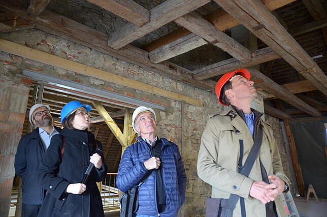 Pfarrer Ulrich Hund, Karin Uetz und Gebhard Geiger (von links) beim Rundgang durch die Mittlere Kaplanei.