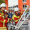 Nach der Hauptprobe hängen Christian Brinkhus (links) und Heiko Duffner den Rettungskorb an der Drehleiter wieder aus.