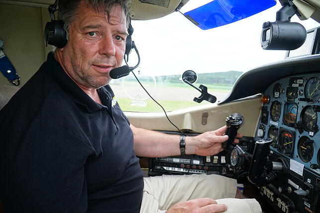 Pilot aus Leidenschaft: Holger Miconi freut sich jedes Mal, wenn er mit der zweimotorigen Partinavia P68 zum Einsatz starten kann.