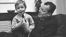 Willy Brandt 1967 mit Sohn Matthias in Berlin. Dort verbrachte Matthias, geboren 1961, seine ersten Lebensjahre, da Brandt Regierender ...