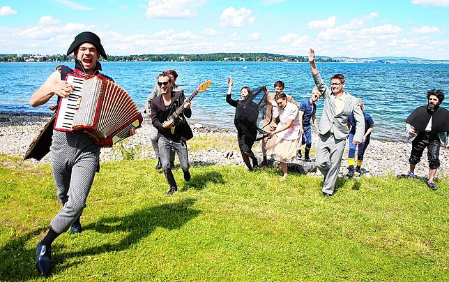 Das Ensemble der Sommerinszenierung von Max Merker gab sich bei den Proben ausgelassen und voller Vorfreude auf die Premiere.