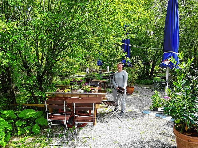 Am Sonntag können die Gäste den idyllischen Biergarten der Minigolfklause wieder genießen: Kathrin Schiele beim Herrichten der Außenanlage.