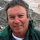 Der peruanische Erfinder Eduardo Gold, der die Idee hatte, Berggipfel mittels weißer Farbe zu kühlen. Er starb 2014.