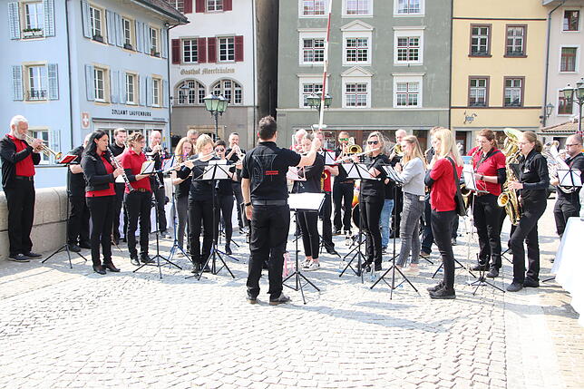 Ebenfalls ein grenzüberschreitendes Projekt: Die musikalische Unterhaltung des Tages hat die Stadtmusik beider Laufenburg übernommen.